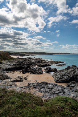 Eylül ayının güneşli bir gününde Cornwall 'daki Godrevy sahilinde.