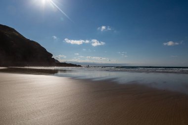 Güneş Cornwall 'daki Perranporth plajında parlıyor