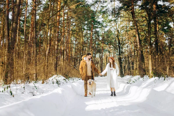 Açık Havada Beyaz Bir Çift Romantik Kız Vahşi Adam Kış — Stok fotoğraf