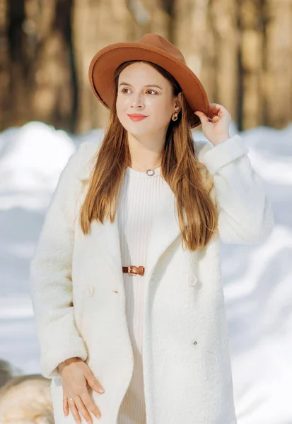 Hermosa Mujer Embarazada Sombrero Marrón Abrigo Ligero Posando Bosque Invierno —  Fotos de Stock