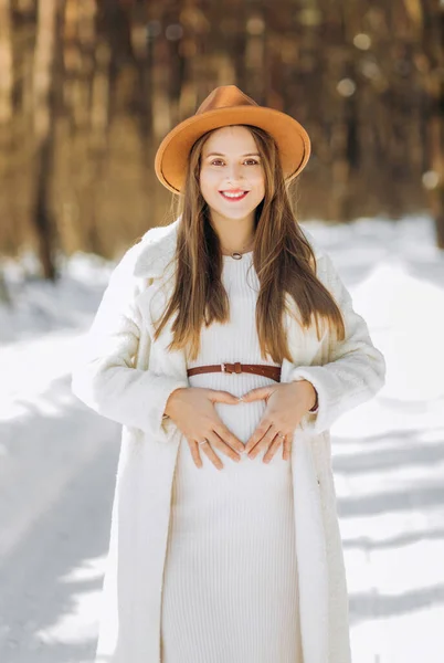 Vacker Gravid Kvinna Brun Hatt Och Ljus Rock Poserar Vinterskogen — Stockfoto