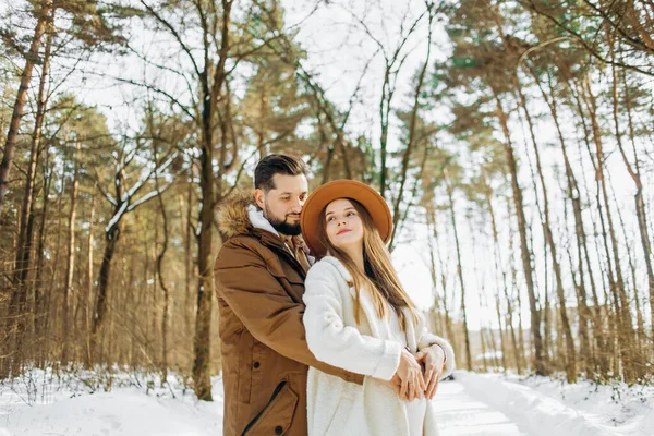 Aile Kışın Çam Ormanlarıyla Yürür — Stok fotoğraf