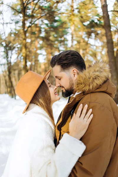 Familjepromenader Med Tallskog Vintern — Stockfoto