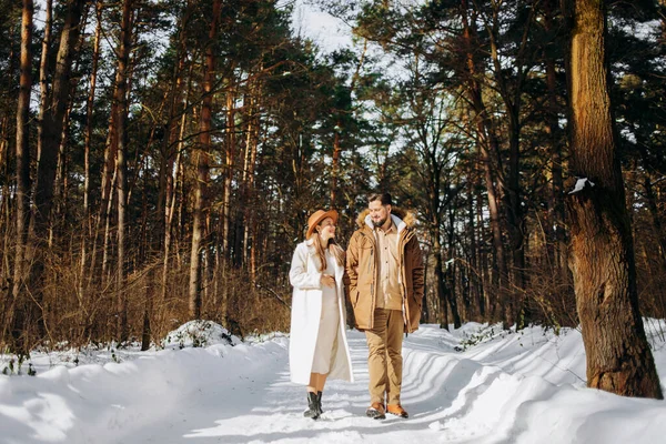 Aile Açık Havada Romantik Bir Kadın Vahşi Bir Adam Kış — Stok fotoğraf