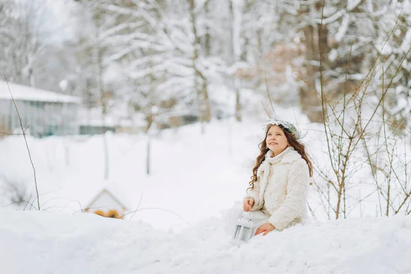 Pequena Menina Encantadora Uma Grinalda Natal Sentado Neve Com Uma — Fotografia de Stock