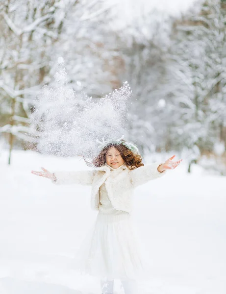 Positive Kleines Mädchen Wirft Den Schnee Auf Dem Hintergrund Eines — Stockfoto