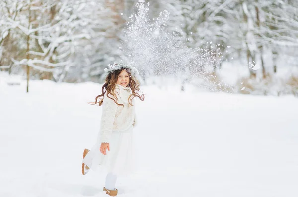 Menina Encaracolada Feliz Grinalda Casaco Branco Brincando Com Neve Parque — Fotografia de Stock