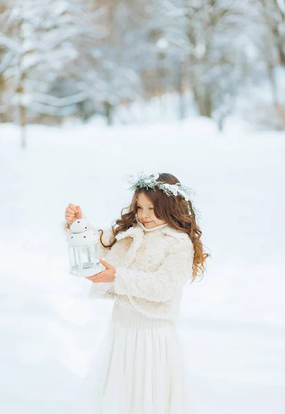 Bedårande Liten Flicka Håller Jul Lykta Utomhus Vackra Vinter Snö — Stockfoto