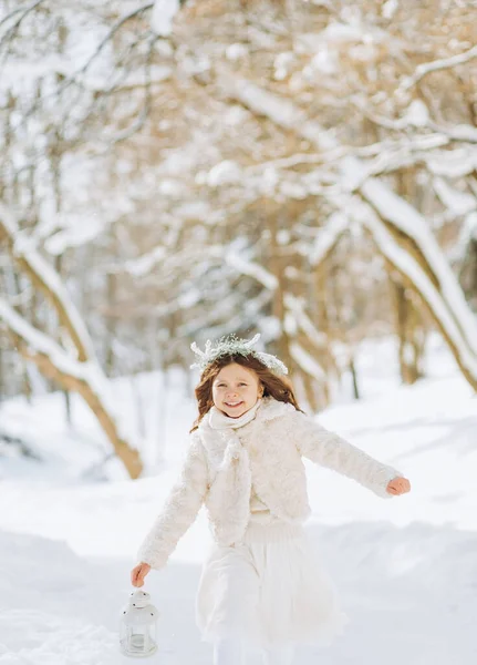 Szczęśliwa Dziewczynka Biegnie Leśną Ścieżką Latarnią Ręku Boże Narodzenie Słoneczny — Zdjęcie stockowe
