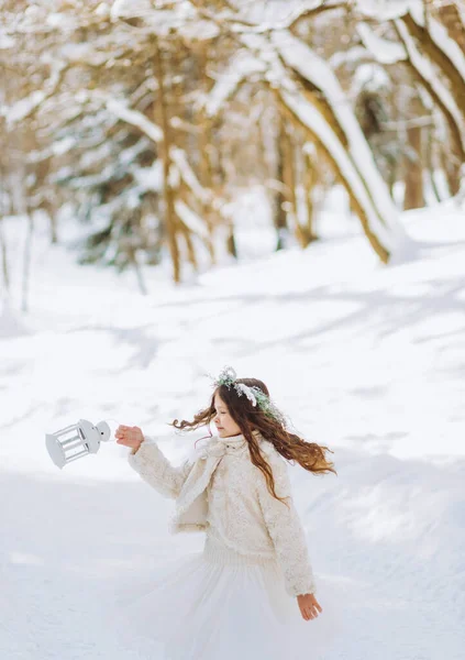 Szczęśliwa Dziewczynka Biegnie Leśną Ścieżką Latarnią Ręku Boże Narodzenie Słoneczny — Zdjęcie stockowe