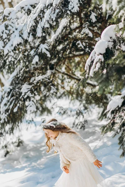 Szczęśliwa Mała Kręcona Dziewczynka Wieńcu Biały Płaszcz Bawiący Się Śniegiem — Zdjęcie stockowe