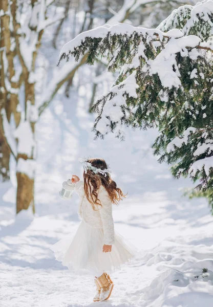 Glückliches Kind Das Auf Einem Verschneiten Winterspaziergang Spielt Kleines Mädchen — Stockfoto