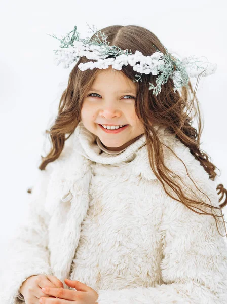 Retrato Una Niña Rizada Una Corona Abeto Parque Invierno —  Fotos de Stock