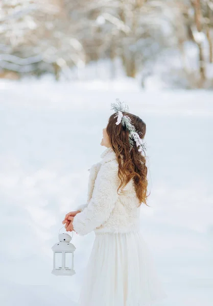 Urocza Dziewczynka Trzymając Boże Narodzenie Latarnia Zewnątrz Piękny Zimowy Dzień — Zdjęcie stockowe