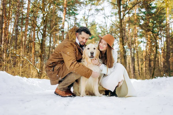 Ung Familj Promenader Med Hund Vinterskogen Semester Kopiera Utrymme För — Stockfoto