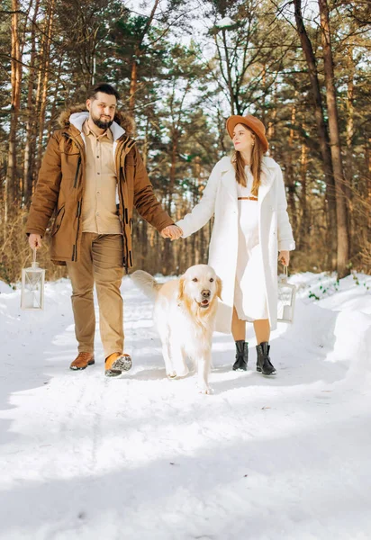 Lycklig Familj Som Håller Händerna Gående Vinterskogen Solig Dag Med — Stockfoto