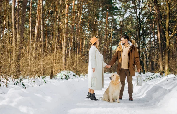 Açık Havada Beyaz Bir Çift Romantik Kız Vahşi Adam Kış — Stok fotoğraf