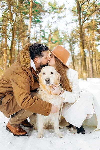 Açık havada beyaz bir çift. Romantik kız ve vahşi adam kış ormanlarında av köpeğiyle vakit geçiriyorlar. Sezon, aşk, aile, güzellik konsepti.