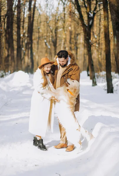 Aile Açık Havada Romantik Bir Kadın Vahşi Bir Adam Kış — Stok fotoğraf