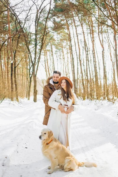 Giovani Passeggiate Famiglia Con Cane Nella Foresta Invernale Vacanza Copia — Foto Stock