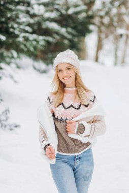 Açık havada kışın gülümseyen güzel bir genç kadın.. 