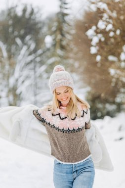 Mutlu kız kış parkında paltosunu indiriyor..