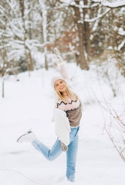 Patenlerle poz veren mutlu kız bir bacağını kaldırıyor.