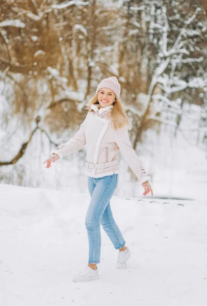 Όμορφο Κορίτσι Ένα Winter Suede Lambs Wool Jacket Απολαμβάνοντας Τις — Φωτογραφία Αρχείου