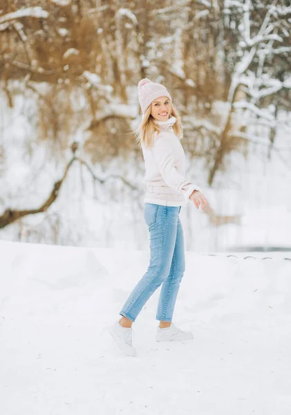 Όμορφο Κορίτσι Ένα Winter Suede Lambs Wool Jacket Απολαμβάνοντας Τις — Φωτογραφία Αρχείου
