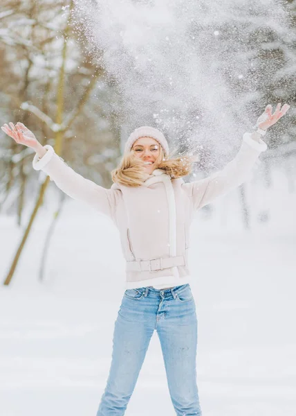 Schöne Mädchen Einem Winter Wildleder Lämmer Wolle Jacke Genießen Winterliche — Stockfoto