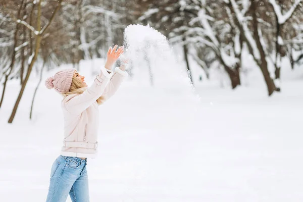 Красивая Блондинка Розовой Зимней Шляпе Фоне Снежного Зимнего Леса Красивая — стоковое фото