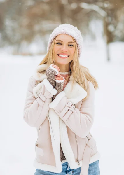 Nahaufnahme Gemütliches Winterporträt Blondine Der Winterzeit Warme Winterkleidung Ausdruck Von — Stockfoto