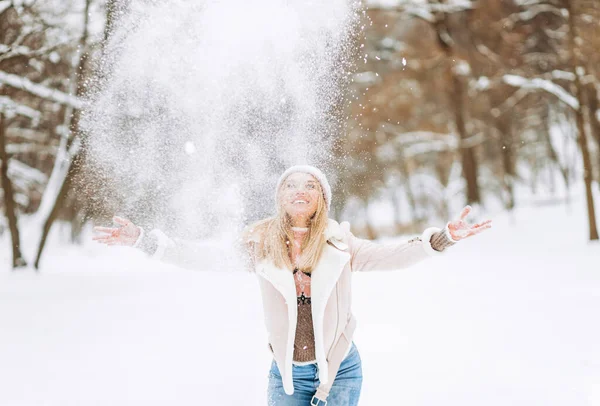 Piękna Dziewczyna Zimowym Zamszu Lambs Wełniana Kurtka Ciesząca Się Momentami — Zdjęcie stockowe