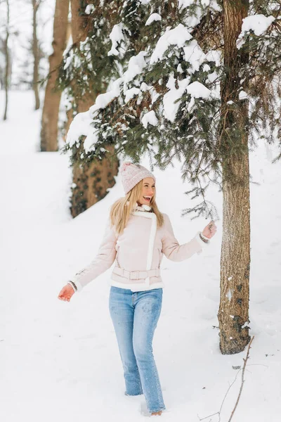 Femme Heureuse Manteau Rose Chapeau Marche Dans Parc Hiver — Photo