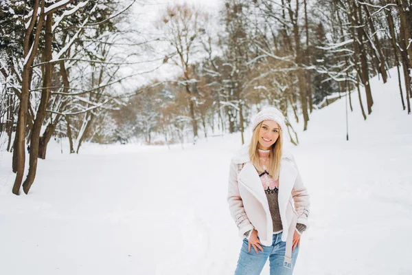 Nahaufnahme Porträt Eines Schönen Mädchens Wollpullover Das Winterliche Momente Genießt — Stockfoto
