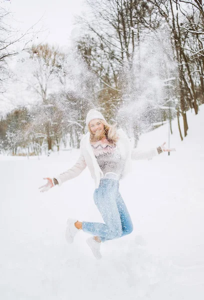 Веселая Женщина Светлыми Волосами Прыгает Зимнем Парке Выбрасывая Снег — стоковое фото