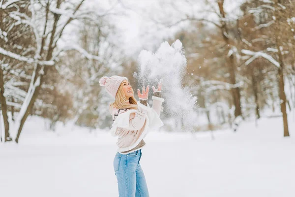 Frau Pinkfarbener Jacke Wirft Den Winterferien Schnee Die Luft Platz — Stockfoto