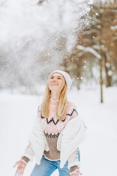 Счастливая Блондинка Играет Снегом Зимний День Девушка Любит Зиму Морозный — стоковое фото