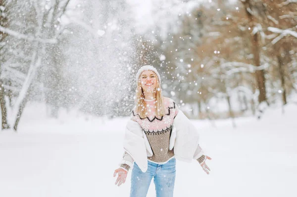 Mulher Loira Feliz Brinca Com Uma Neve Dia Inverno Menina — Fotografia de Stock