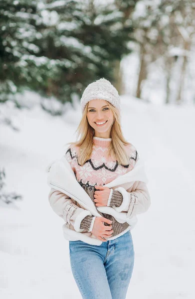 Hermosa Mujer Posando Cerca Árboles Navidad Cubiertos Nieve Parque Invierno —  Fotos de Stock