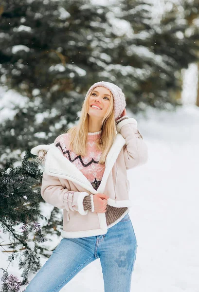 Vacker Kvinna Poserar Nära Snötäckta Julgranar Vinterparken — Stockfoto