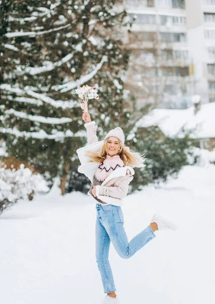 Schöne Frau Posiert Neben Schneebedeckten Weihnachtsbäumen Winterpark — Stockfoto