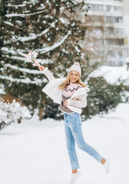 Junge Frau Winterkleidung Spaziert Durch Den Park Mit Einem Zarten — Stockfoto