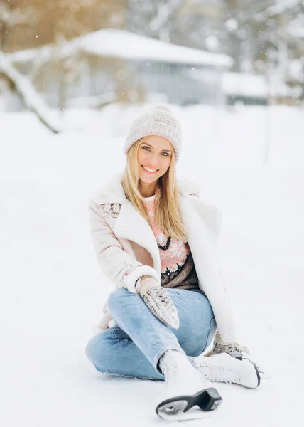 Junge Frau Auf Schlittschuhen Sitzt Schneegestöber Auf Eisbahn Winterpark — Stockfoto