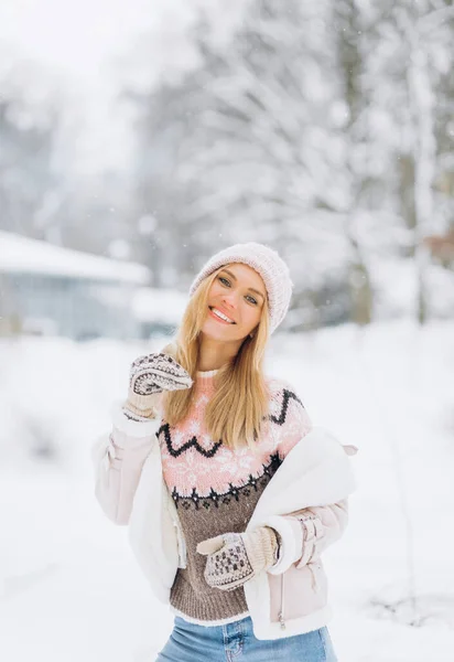 Ευτυχισμένο Όμορφο Κορίτσι Φορώντας Ζεστά Χειμωνιάτικα Ρούχα Παγοδρομία Στο Πάρκο — Φωτογραφία Αρχείου
