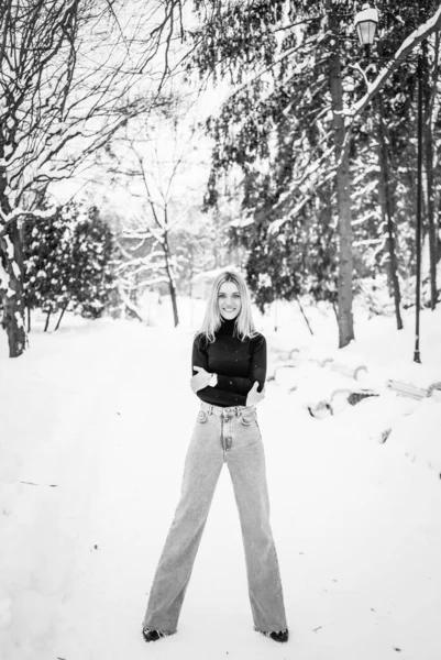 Foto Blanco Negro Una Joven Con Suéter Negro Jeans Posando —  Fotos de Stock