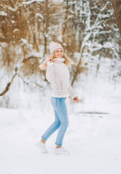 Schöne Lächelnde Junge Frau Winter Freien — Stockfoto