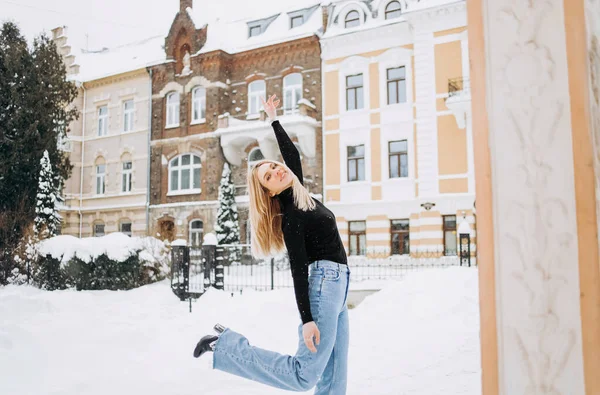 Junge Schöne Blondine Schwarzem Pullover Und Jeans Posiert Vor Dem — Stockfoto
