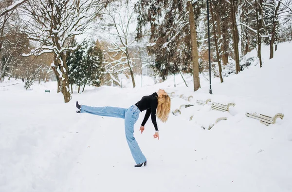 Stylische Blondine Baggy Jeans Posiert Einem Winterpark — Stockfoto