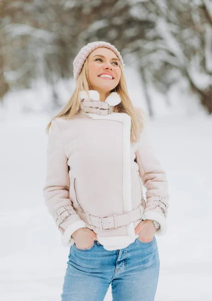 Mujer Feliz Abrigo Rosa Sombrero Camina Parque Invierno —  Fotos de Stock